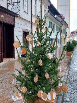 Foto utrinki krašenja smrečic in prižig plamenčkov upanja na Šutni (24)